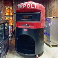 Traditionele pizzaoven van baksteen met Italiaanse mozaïektegels en kast