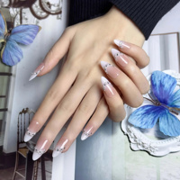 Faux ongles à presser French press on, dégradé nude délicat, avec décor en perles et strass et bordure en V, style minimaliste. Fournitures pour ongles en gros pour supermarchés.