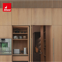 Armoire de cuisine Alland sur mesure, éco-responsable, en bois massif naturel, finition grain de bois, sans poignée, minimaliste, avec panneau de façade prêt à assembler et îlot cannelé