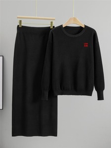 Ensemble 2 pièces en tricot de laine élégant et confortable pour femme : pull à col rond et manches longues, jupe longue moulante taille haute brodée et douce - Product Image 1