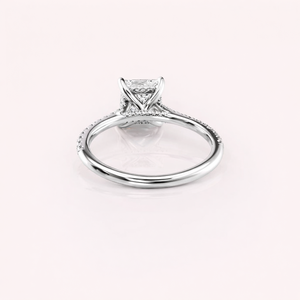 Élégante bague en or blanc/rose/jaune 18 carats plaqué rhodium avec diamant de laboratoire taille princesse et accents ronds, certifiée IGI - Product Image 2