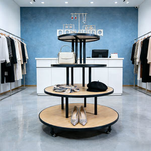 Exhibidor Redondo Rodante Personalizado <span class=keywords><strong>de</strong></span> 4 Niveles con Marco Metálico y Estantes <span class=keywords><strong>de</strong></span> Madera, Mueble Móvil para <span class=keywords><strong>Ropa</strong></span>, Zapatos y Bolsos - Product Image 1