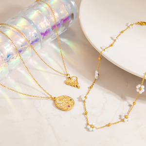 Collier Fleur de Perle Plaqué Or 18K en Acier Inoxydable avec Pendentif Cœur, Bijou Quotidien pour Femme - Product Image 1