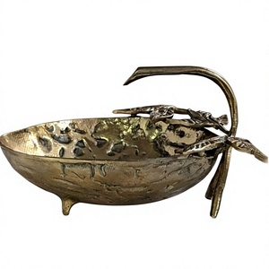 Bol vintage en métal fait main avec poignée en forme de feuille pour la décoration de table, cadeaux, mariage, bols décoratifs de luxe, bol à chocolat à vendre - Product Image 1