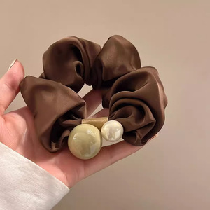 Scrunchie para el cabello con apariencia de oficina diaria, elegante, decorado con <span class=keywords><strong>perlas</strong></span>, tela de seda, Scrunchies para el cabello para mujeres, accesorios elegantes para el cabello - Product Image 6