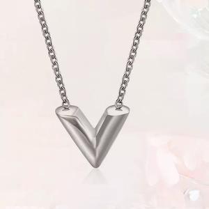 ต่างหูแบรนด์หรูใหม่ สแตนเลสสตีลสำหรับผู้หญิง ป้องกันอาการแพ้ ชุบทอง 18K วัสดุทำต่างหูและสร้อยคอ แฟชั่น - Product Image 2