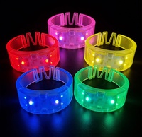 Oplaadbare USB-armband met meerdere kleuren, ABS, oplichtend, modieus, bedrukt, draagbaar, verstelbaar, milieuvriendelijk, voor bruiloften en feesten