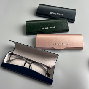 Monture de lunettes optiques en cuir gaufré artisanal avec lunettes de soleil magnétiques pliables et étui de voyage - Product Image 3