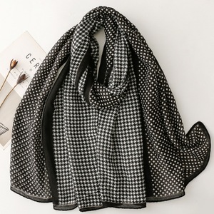 Mode nouveau motif <span class=keywords><strong>pied</strong></span> <span class=keywords><strong>de</strong></span> <span class=keywords><strong>poule</strong></span> Viscose foulard Wrap pour femmes plage crème solaire étoles géométrie imprimé Viscose châles écharpes - Product Image 3