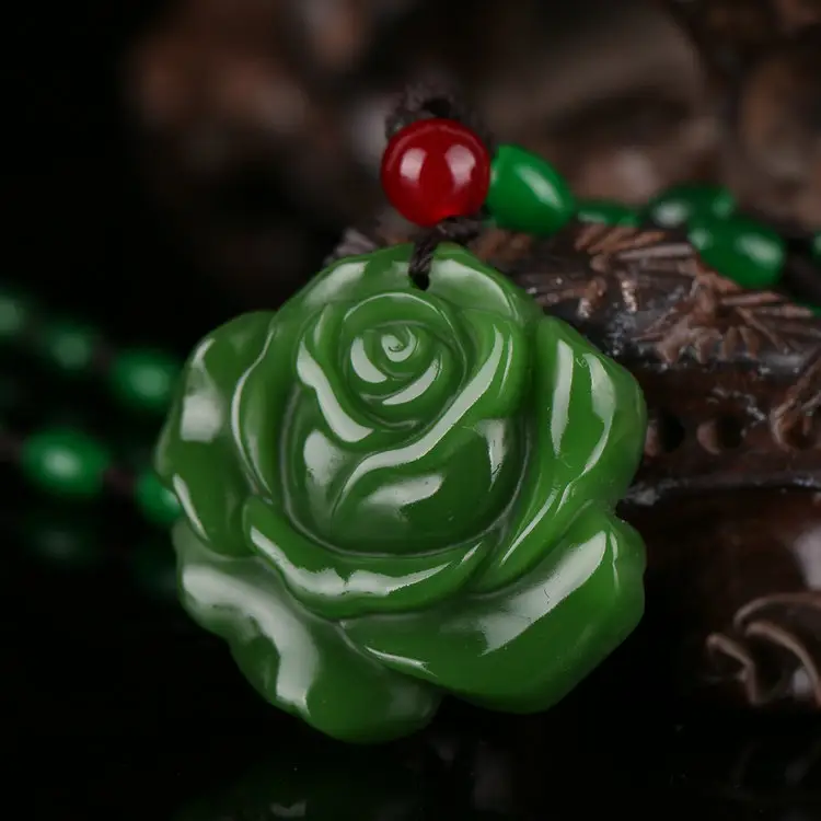 Cina Ukiran Tangan Hijau Putih Giok Rose Jade Perhiasan Rose Bentuk Charm Pendant dengan Woven Jade Beads Kalung