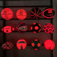Balles de sport lumineuses à DEL brillantes dans le noir Balle de basket-ball en caoutchouc de taille 7 rougeoyante avec logo personnalisé