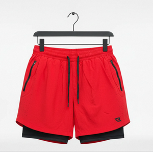 Shorts sportifs pour homme en tissu tricoté polyester à séchage rapide, à taille mi-haute, à carreaux rouges, avec poches zippées, cordon de serrage et logo frontal. - Product Image 1