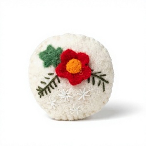 Adorno Navideño Tradicional de Fieltro No Tejido Ecológico Hecho a Mano con Poinsettia Bordada para Interiores - Product Image 2
