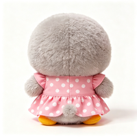 Peluche pingouin gris mignon et moelleux, vêtu d'une robe à pois avec un nœud bleu, jouet en peluche pour enfants, cadeau pour enfants, peluche pingouin
