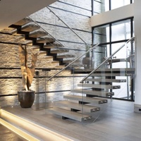 Escalier droit de style loft industriel, structure en acier apparente avec marches en bois