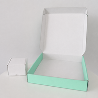 Boîte d'expédition PR en carton ondulé de luxe personnalisée avec logo en feuille d'or pour kit cadeau promotionnel influenceur
