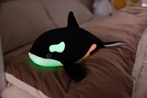 MorisMos Orca Peluche Realistico, Giocattolo Kawaii per Compleanno, per Età 14+ (30cm), con Illuminazione LED, Imbottitura in Cotone PP - Product Image 4