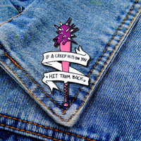 Vente en gros usine, Prêt à expédier : Pins en émail souple 'Girl Power' et badges métalliques en forme d'arme féministe, personnalisables en gros