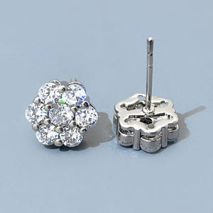 Boucles d'oreilles clous plaquées or, serties de zircons cubiques ronds, motif fleur délicate, pour femme et homme - Vente chaude - Product Image 3