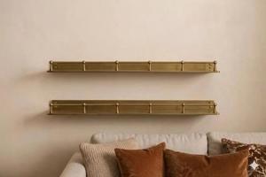 Étagère murale flottante en laiton massif avec rail de galerie en laiton antique, étagère de rangement moderne pour salon, chambre et maison - Product Image 4