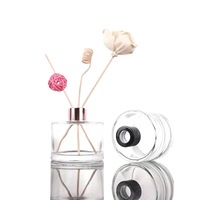 Bouteille d'huile de diffusion de parfum noir en gros Bouteilles en verre de diffuseur de parfum de roseau avec rotin