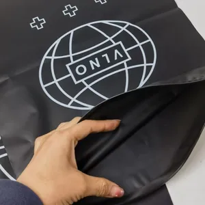 Borsa con cerniera nera personalizzata all'ingrosso con borsa per imballaggio in plastica Eva stampata con logo per l'imballaggio dell'abbigliamento