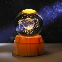 Lampe de nuit en cristal avec motif univers gravé au laser 3D à rotation automatique personnalisable