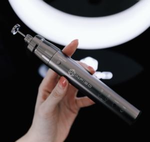 Rinnovatore al Plasma per Uso Domestico e Professionale: 6 Punte in Titanio per un Rinnovamento Completo della Pelle + Funzione Display a Levitazione - Product Image 1