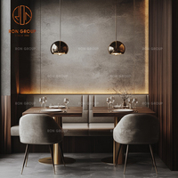 Ensemble de mobilier de café moderne de luxe, canapé en cuir gris, banquette, table à manger en marbre et chaises pour restaurant et café