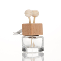 Meilleur prix 8ml Rafraîchisseur d'air Bouteilles de diffuseur de parfum de voiture en verre Bouteille en verre rechargeable vide unique avec couvercle en bois
