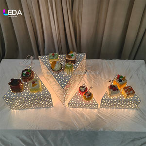 Base de Exhibición Triangular de Espejo Plateado de Lujo LEDA para Mesa de Boda, con Luz Cálida, para Pasteles y Postres, Decoración para Eventos y Fiestas - Product Image 1