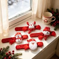 Weihnachtliche Cartoon-Slap-Armbänder für Kinder: Rote Pailletten-Plüsch-Weihnachtsmann-, Schneemann- und Rentier-Armbänder als Partygeschenke und Weihnachtsdekoration