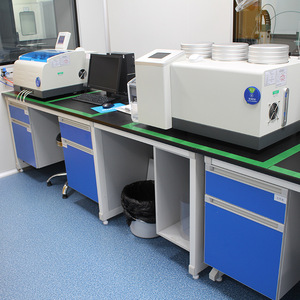 โต๊ะทำงานแล็บเหล็กเคลือบผิว 4 ลิ้นชัก ดีไซน์อุตสาหกรรม สำหรับใช้ในห้องปฏิบัติการโรงเรียน - Product Image 1
