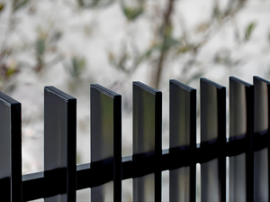 Pannello Privacy per Recinzioni da Giardino in Alluminio Nero con Lame Verticali Anti-Arrampicata Facilmente Installabile - Product Image 5