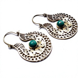 Boucles d'oreilles créoles en laiton style bohème avec pierres turquoise et placage or, bijoux pour femme, prix de gros, fournisseur indien, pour anniversaire - Product Image 2