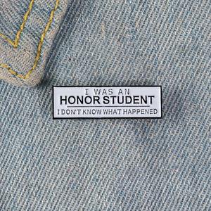 Broche de aleación artesanal con estilo al por mayor 'I Was an Honor Student' para accesorios de ropa-Año Nuevo y Día Nacional - Product Image 3