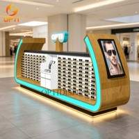 Présentoir de lunettes de soleil incurvées attrayant avec logo LED supérieur pour magasin d'optique et stand de vente de lunettes de grande taille