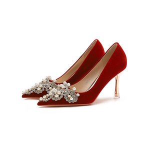 รองเท้าแต่งงานจีนสีแดงแบบปิดนิ้วเท้าประดับเพชรพลอย รุ่นใหม่ปี 2026 ส้นสูงแบบสวม ดีไซน์บางเฉียบ ทันสมัยสุดๆ - Product Image 1
