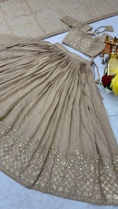 Ensemble Lehenga Choli en soie de haute qualité pour femmes, tenue ethnique pour fêtes, festivals, mariages et événements, disponible à la vente - Product Image 4