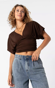 Top Corto Personalizado 2026 para Mujer con Escote en V Profundo y Fruncido, Blusa Morada Oscura de Manga Corta con Definición de Cintura, Camisas para Niña OEM/ODM - Product Image 3