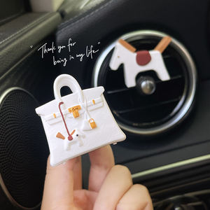 น้ำหอมปรับอากาศในรถยนต์แบบคลิปหนีบ กลิ่นลิลลี่  ไม่ใช้ไฟฟ้า สำหรับผู้หญิง - Product Image 1