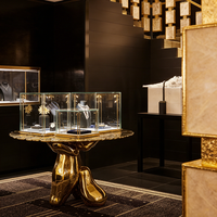 Armoire de présentation en verre luxueux avec cadre doré, éclairage LED, forme d'arc, dimensions personnalisables et résistante