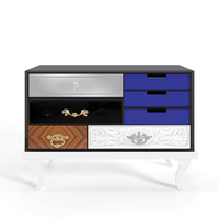Table de chevet moderne de luxe avec sept tiroirs, finition miroir et verre, détails en feuille d'or et bois de rose
