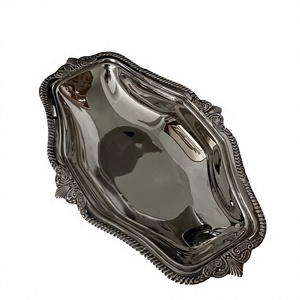 Assiette creuse argentée de design italien avec bordure personnalisée, vaisselle décorative en argent pour la table, utilisation pour la décoration d'événements. - Product Image 1