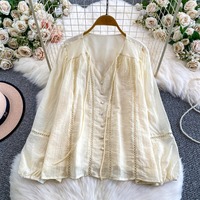 Ensemble deux pièces chic pour femme, chemisier en dentelle crème et short, col en V, boutons perlés, manches ballon, volants étagés – Collection Printemps-Été 2026 (Vente en gros)