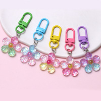 Breloque de sac en résine pailletée en forme de fleur à cinq pétales, mini mousqueton pivotant en métal coloré, porte-clés floral transparent à sequins mignon