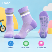 Chaussettes de sport respirantes bleu ciel et vert citron pour le cyclisme, coupe ajustée, maille respirante, bord côtelé, faible volume, zones de couleur inaltérable, échantillon approuvé
