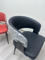 Chaise de salle à manger de style chinois moderne avec coussin épais en cuir PU, accoudoirs, dossier incurvé et structure métallique pour hôtel et café