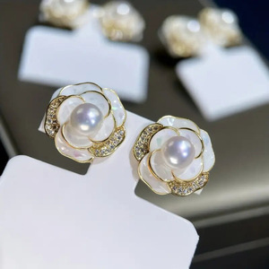 Orecchini a Perno con Fiore di Rosa per Donne, Design con Bordo Perlato, Eleganti e Femminili, Accessori per Orecchie da Indossare Quotidianamente - Product Image 2