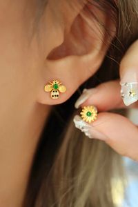 Xinfly Fashion Jewelry 18K Gold and White Natural Diamond Bee and Flower Make up One <b>Set</b> Ear <b>Stud</b> - Product Image 5